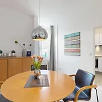 Strandnahe Mit Schwimmbad Im Haus, Liebeskind 80, * Binz