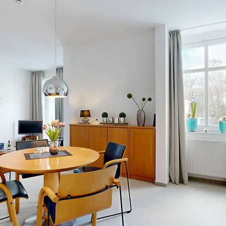 Strandnahe Mit Schwimmbad Im Haus, Liebeskind 80, * Binz