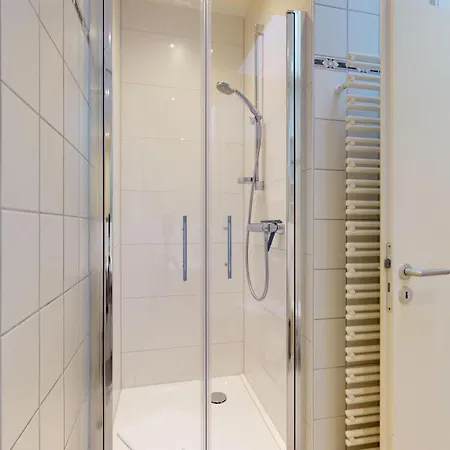 Strandnahe Mit Schwimmbad Im Haus, Liebeskind 80, * Binz