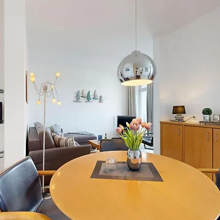 Strandnahe Mit Schwimmbad Im Haus, Liebeskind 80, * Binz