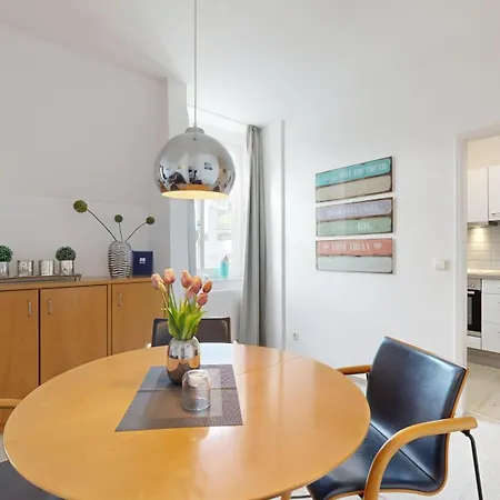 Strandnahe Mit Schwimmbad Im Haus, Liebeskind 80, * Binz