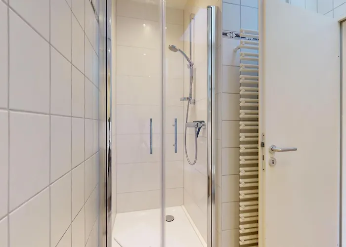 Strandnahe Mit Schwimmbad Im Haus, Liebeskind 80, * Binz