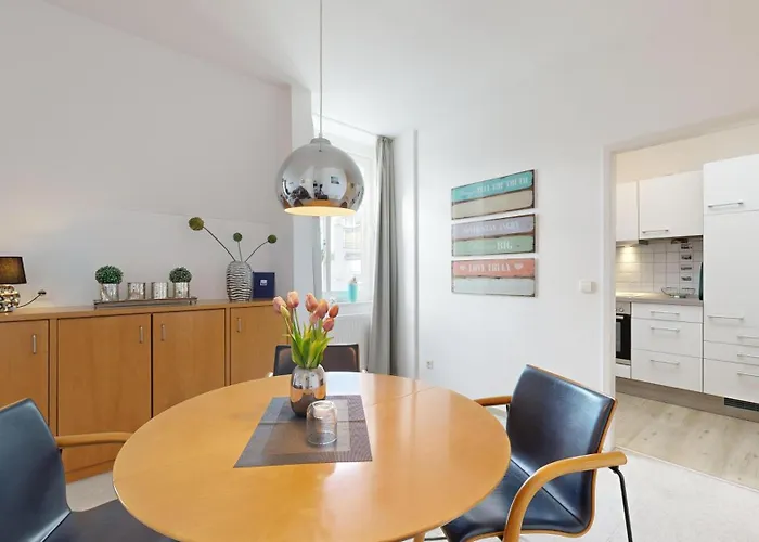 Strandnahe Mit Schwimmbad Im Haus, Liebeskind 80, * Binz